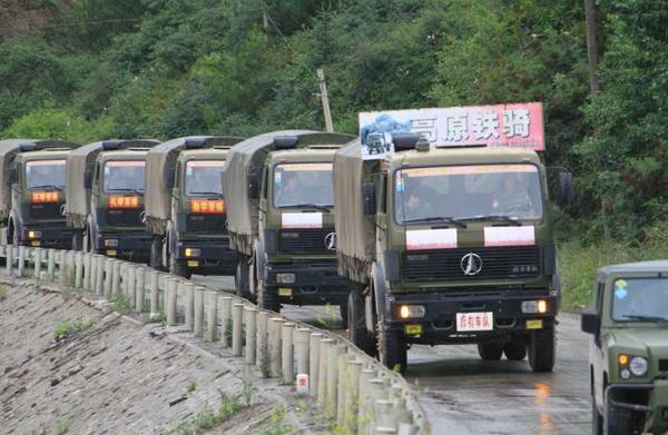 兰州军区某汽车团顶风冒雨为岷县灾区运物资图
