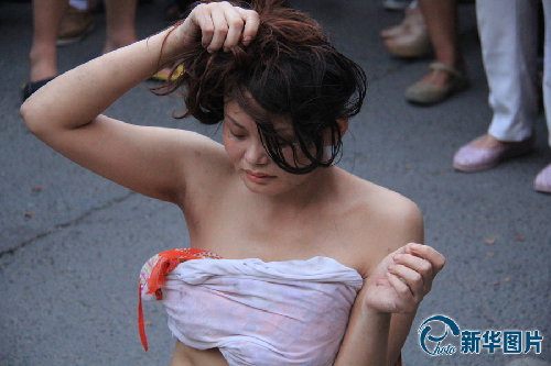 半裸女与警方对峙警察当街抬人引争议