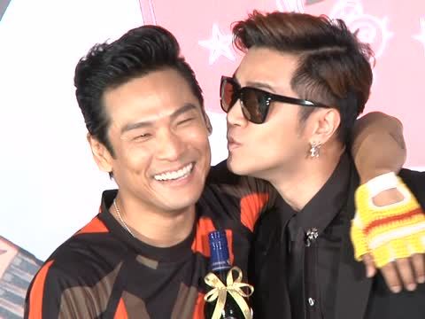 杜德伟罗志祥玩"男男吻" 两代舞王相见欢