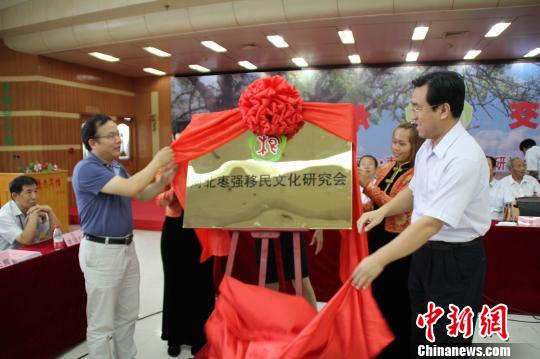 中共枣强县委书记孙世岩(右)和复旦大学历史地理研究所教授曹树基为