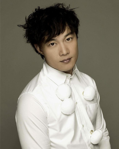 陈奕迅经典烫发打造非凡视觉冲击