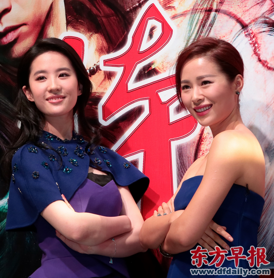 刘亦菲(左)和江一燕昨在沪宣传新片早报记者 兰卉 图