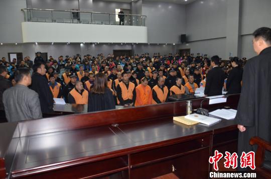 案一审宣判 64人获刑  图为宣判现场 罗豪 摄 中新网梧州1月10日电