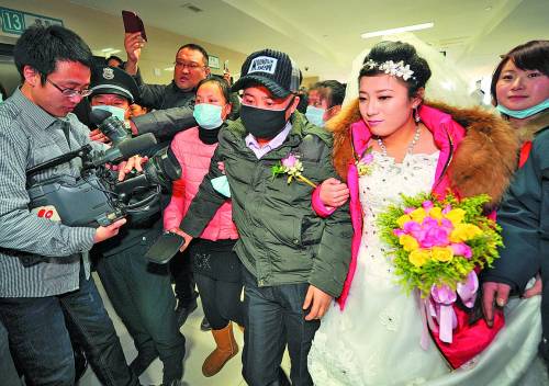 1月10日,在江苏省徐州市第二人民医院病房里,漂亮的姑娘邹文君牵手身