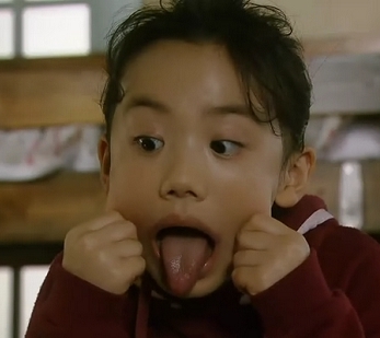 芦田爱菜在剧中有时卖萌装柔弱.■ 明天,妈妈不在