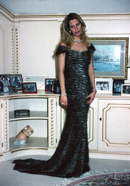 卡扎菲女儿时髦漂亮开胸式婚纱令人惊艳