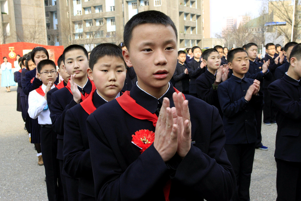图为平壤小学的新生在操场上参加仪式,庆祝新学年开始.