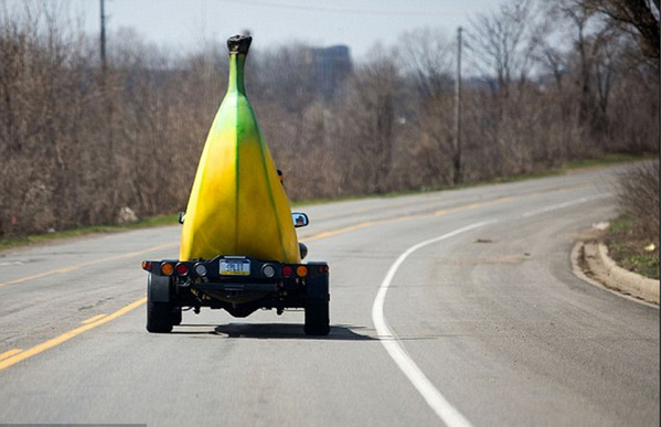 英国男子将座驾改装成大香蕉 赚足路人眼球(高清组图)