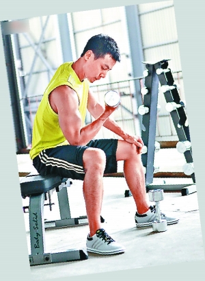 吴彦祖特意为《魔警》减肥.  莫文蔚时刻保持最佳状态.