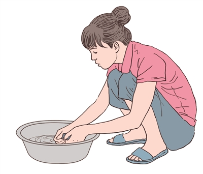 经常手工洗衣的主妇