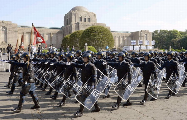 东京警视厅举行奥运安保检阅式2000警察接受检阅图