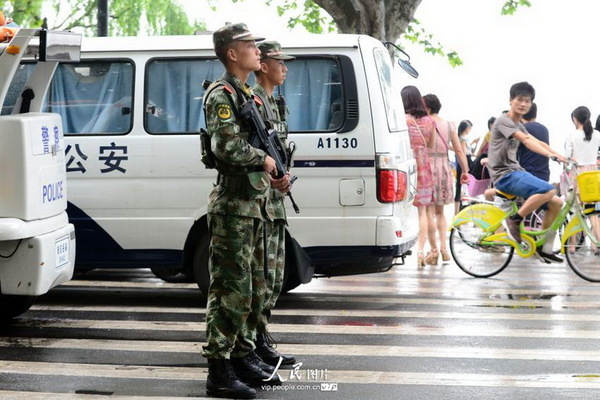 高清杭州武警持枪巡逻西湖景区