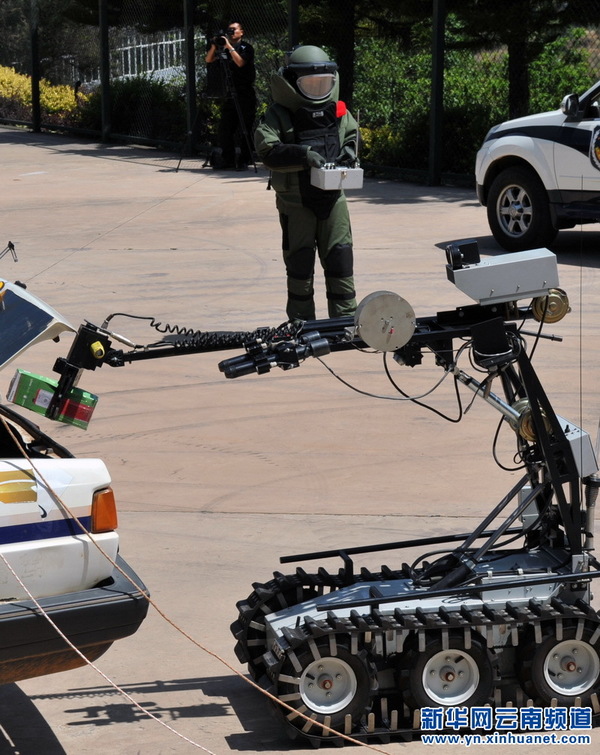 治安警察实施机动车搜排爆实战训练 新华社记者陈海宁摄