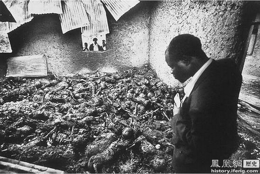 2000年乌干达邪教残杀上千信徒 数百人被锁在教堂烧死