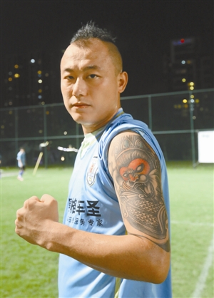 赛格导航队的11号球员栾晨曾是新加坡联赛的一名职业