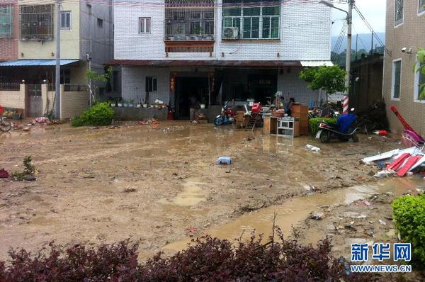 6月16日,台风过后的广东汕头潮南区雷岭镇道路一片泥泞.