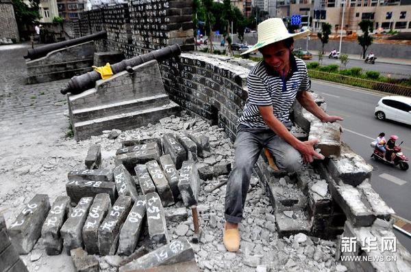 广西柳州东门城墙8万块砖编码拆除 组图