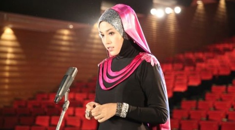 图2:茜拉凭借东方卫视《声动亚洲》而被国人熟知