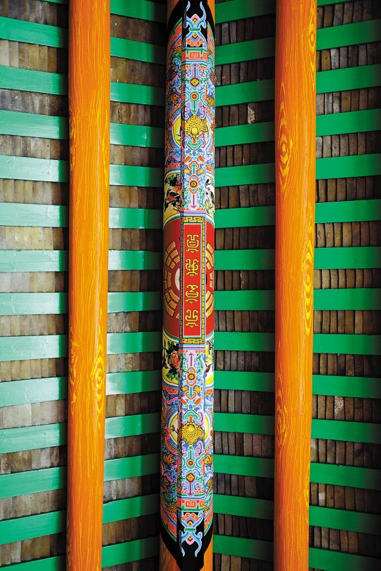 "子孙梁"上题写鼎体字"元亨利贞""林家班"彩绘用的特制油漆"林家班"在