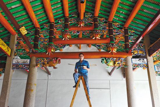 "林家班"在进行祠堂翻修工程"林家班"彩绘用的特制油漆"子孙梁"上题写