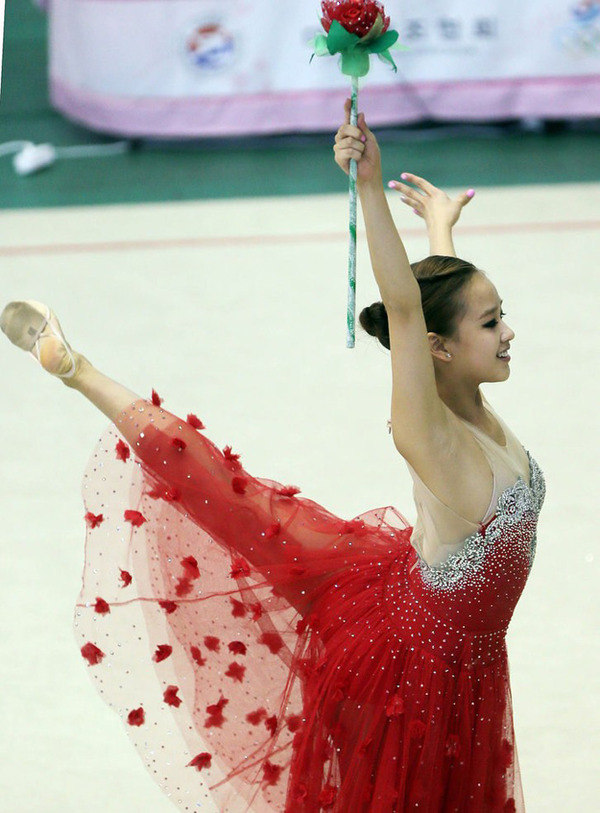 90后艺体小丫一字马走红 获封"新一字马女神"