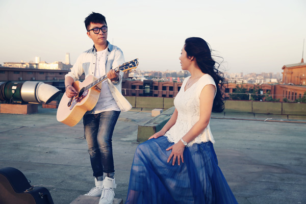 《漂在北京》是以汤潮和妻子颜安的爱情故事为主线,讲述了成名前和