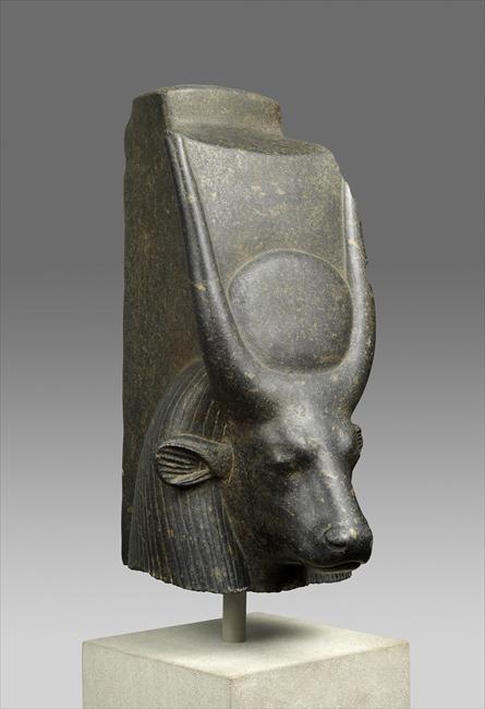 爱与美之神哈托尔女神牛头形象雕像(网页截图)