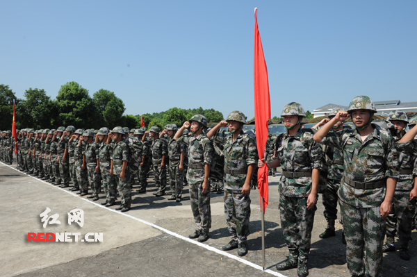 首发湖南省预备役部队转服现役试点在岳阳举行