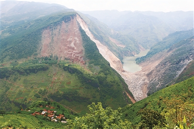 红石岩堰塞湖图片