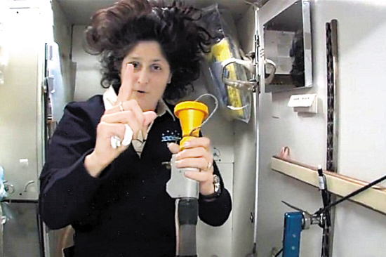 宇航员太空上厕所也是技术活