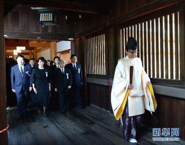 曾根康弘参拜靖国神社图片