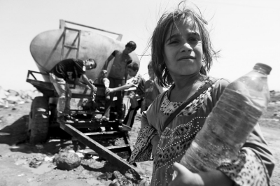 8月14日,在叙利亚东北部的难民营,伊拉克雅兹迪教徒从水罐车接取饮用