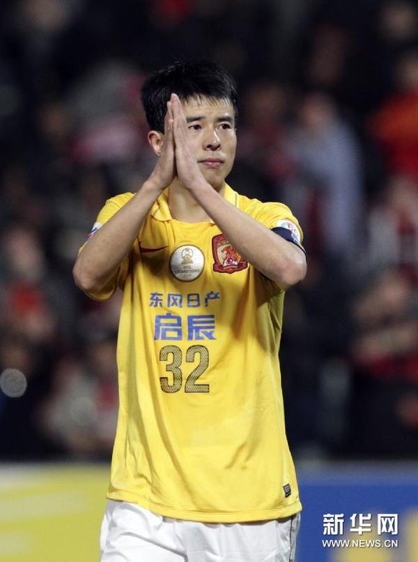 8月20日,广州恒大队球员孙祥比赛结束后向球迷致意.  新华社金林鹏摄