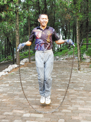 喜爱健身,运动强度大,方法独特——他用6斤多重的铁链子跳绳