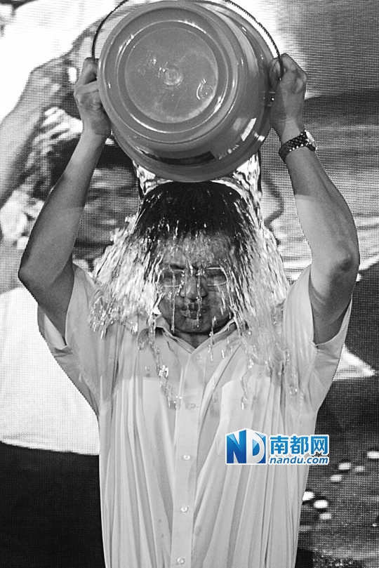 22日,容桂党工委书记赖雪晖接受冰桶挑战.南都记者郑俊彬 摄