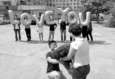 张聪单膝跪地向女友求婚