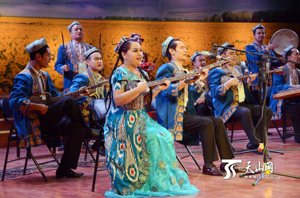 新疆艺术剧院民族乐团在演奏《乌夏木卡姆片段》(点击图片查看下一张)
