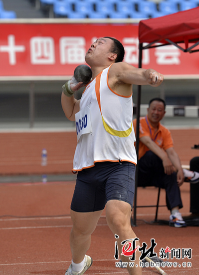 9月22日,图为石家庄选手张诚在铅球比赛中.