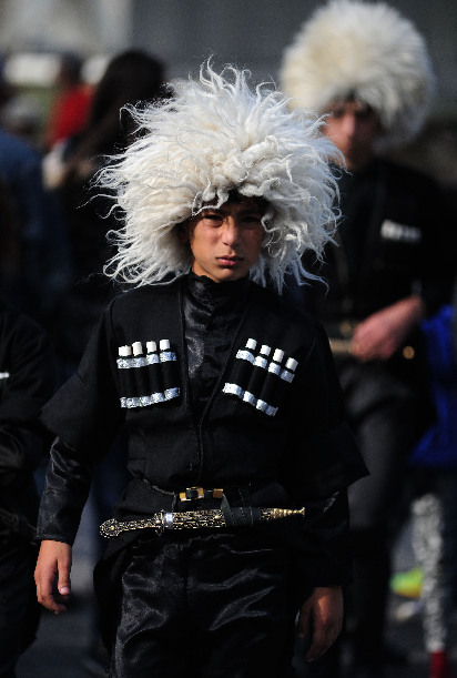 10月12日格鲁吉亚举行民族游街,向国民展示民族传统服饰和格斗术;图为