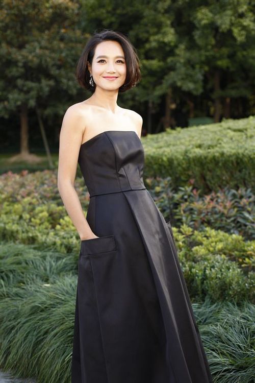 朱丹时尚优雅亮相时装周获封香肩女神