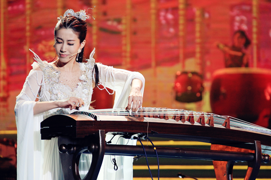 古筝魔女王瑶带古筝闯入时装周胡社光"窑"表演