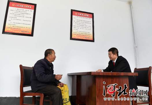 10月31日,临城县赵庄人民法庭法官王东辉在接待群众来访.