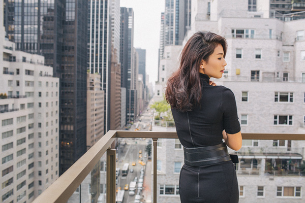 刘涛街拍大片曝光 徜徉异国街头美轮美奂