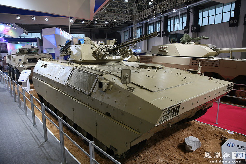 国产vn12步战换涂沙漠涂装 车体上布满"铆钉"