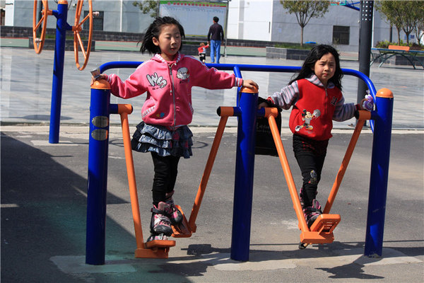 两名儿童文化广场锻炼身体