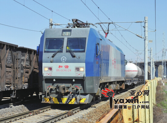 今年4月30日16时56分,和谐1型电力机车行驶在铁路上.