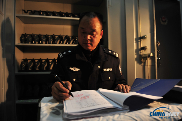 11月27日,呼和浩特市公安局新城区分局枪械员郑天禄正在对枪械档案