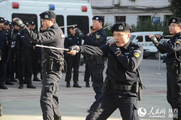 西安未央公安向市民代表彙報特警表演矇眼拆裝槍組圖