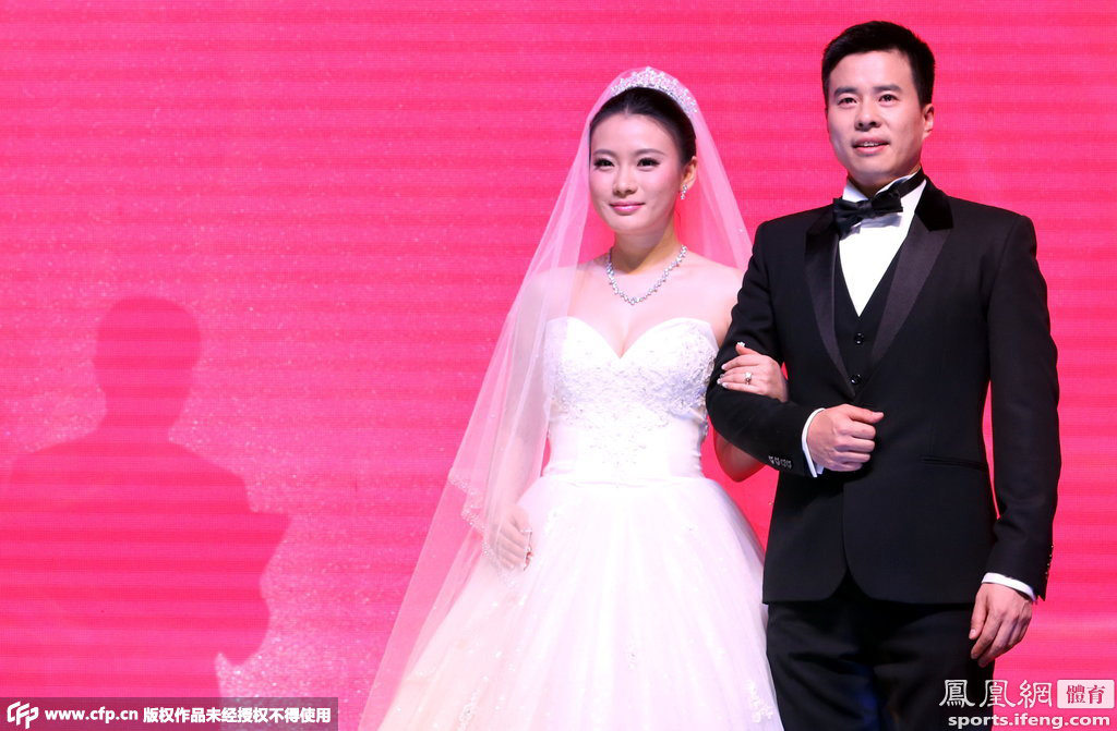 孙吉浪漫大婚 新娘穿婚纱甜美娇羞