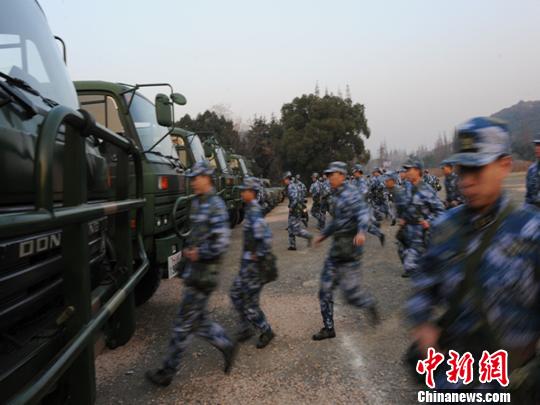东海舰队某水警区防化营官兵快速登上作业车辆. 江山 摄